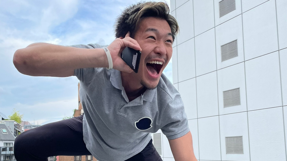 元気よくテレアポをする大橋くん